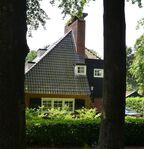De villa staat in een bomenrijke laan.
<br/>
Richard Keijzer, 2014-06-21